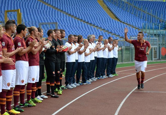 Francesco Totti applaudito dai compagni. Epa